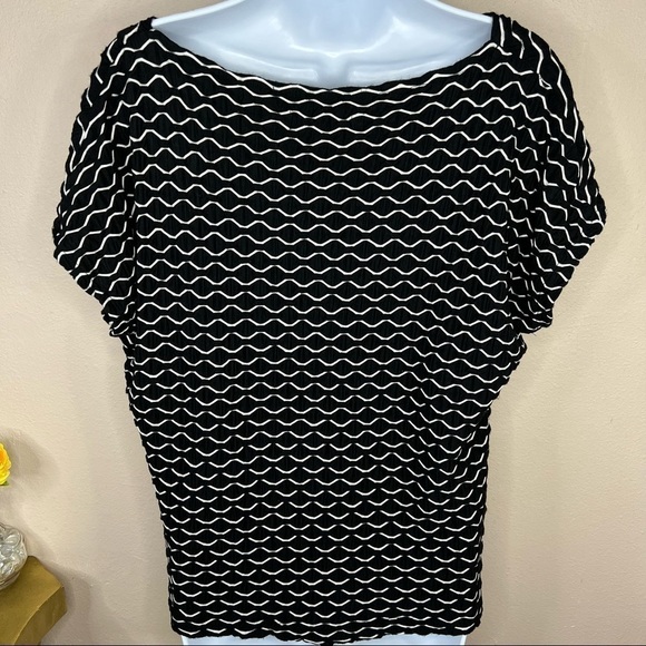 M Dana Buchman Black & White Short Sleeve Blouse Stretch Cowl Neckline 8 10 - Picture 4 of 7